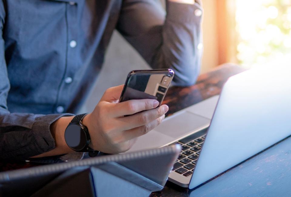 mężczyzna wykonujący telefon